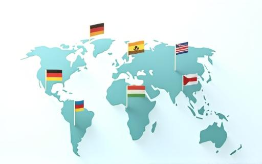 여러 국가의 국기가 있는 세계 지도